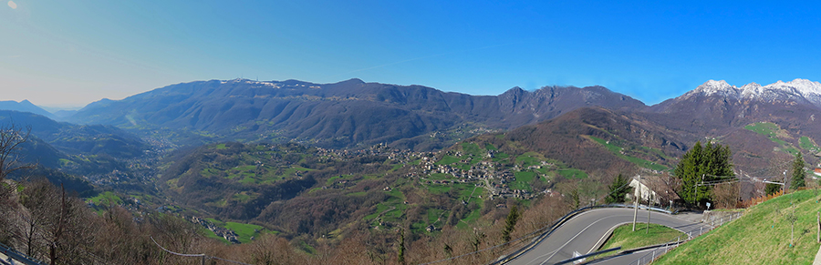 Dalla chiesa di Fuipiano ampia vista panoramica sulla Valle Imagna